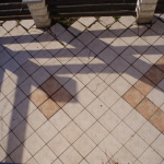 Odlepená dlažba terasy