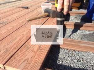 Stavba terasy - pokládka prken